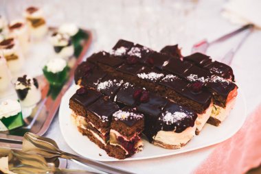 Enfes ve lezzetli bir tatlı masası ve resepsiyonda kapkek fotoğrafları.