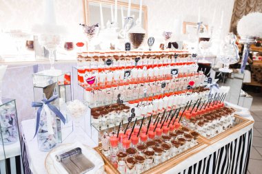 Düğün şekeri büfesinde lezzetli tatlılar, tatlılar, kekler.