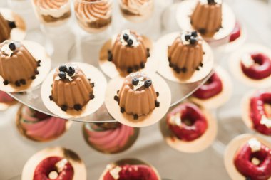 Bir büfe üzerinde pişmiş tatlı çeşitleri