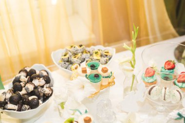 Enfes ve lezzetli bir tatlı masası ve resepsiyonda kapkek fotoğrafları.