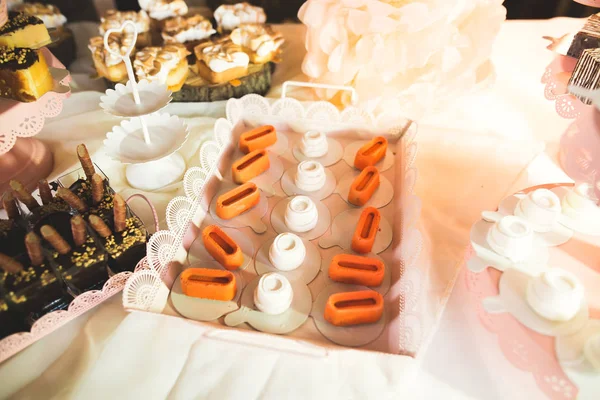 Diferentes tipos de dulces horneados en un buffet — Foto de Stock