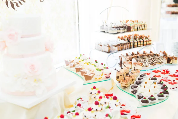 Düğün şekeri büfesinde lezzetli tatlılar, tatlılar, kekler.