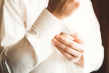 Güzel adam, damat poz veriyor ve düğüne hazırlanıyor.