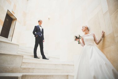 Lüks evli çift, gelin ve damat eski şehirde poz veriyor.