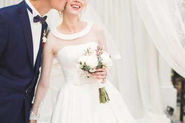 Gelin ve damat el ele tutuşuyor.