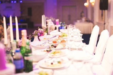 Düğün töreni için hazırlanmış bir restoranın içinde.