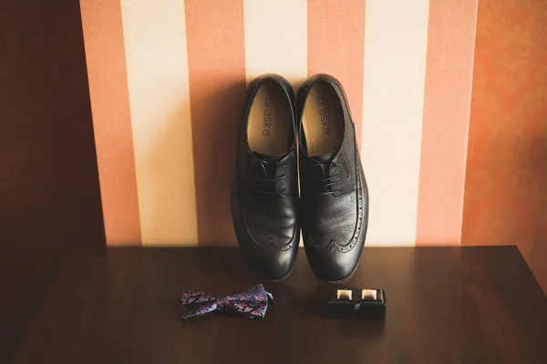 Мужские аксессуары с роскошной обувью. Вид сверху — стоковое фото