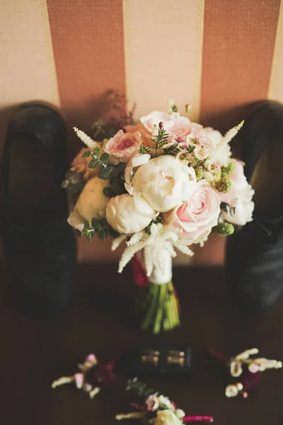 여러 가지 꽃이 달린 아름다운 결혼 부케, 장미 — 스톡 사진
