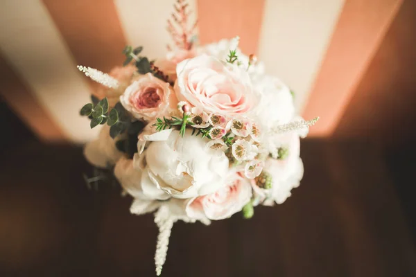 Wunderbarer luxuriöser Hochzeitsstrauß aus verschiedenen Blumen — Stockfoto