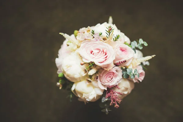 Belo buquê de casamento com flores diferentes, rosas — Fotografia de Stock