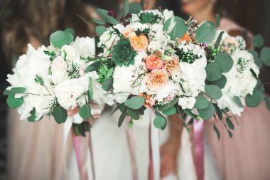 Farklı çiçeklerden oluşan lüks bir düğün buketi.