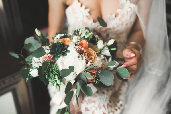 Noiva segurando grande e bonito buquê de casamento com flores — Fotografia de Stock