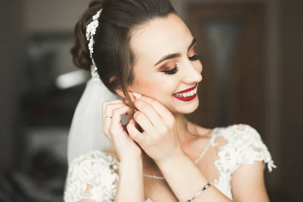 Portrait of beautiful bride with fashion veil at wedding morning — Stock Photo, Image