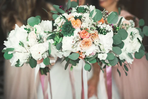 Чудовий розкішний весільний букет з різних квітів — стокове фото