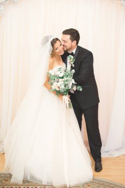 Pencere poz güzel otel yeni evli çiftin düğün fotoğraf çekimi