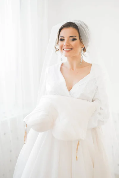 Porträt der schönen Braut mit Modeschleier am Hochzeitsmorgen. — Stockfoto