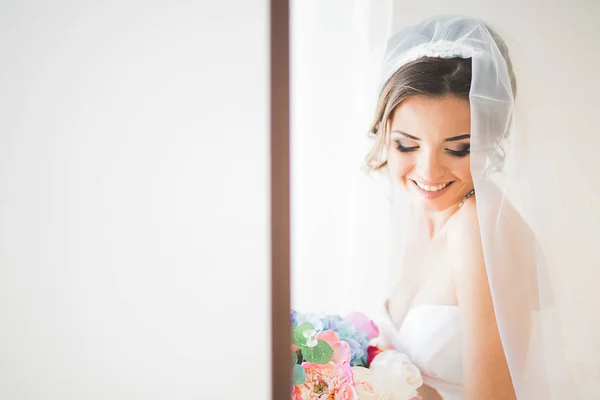 Retrato de novia hermosa con velo de moda en la mañana de la boda. — Foto de Stock