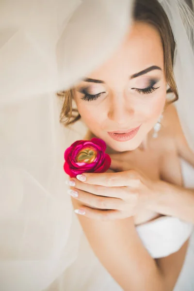 Novia de lujo en vestido blanco posando mientras se prepara para la ceremonia de boda —  Fotos de Stock
