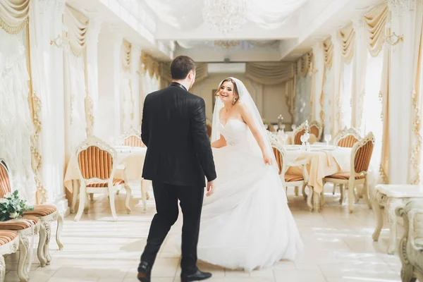 Pareja romántica bailando y besándose en su boda —  Fotos de Stock