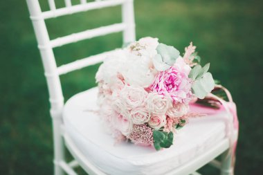 Farklı çiçeklerle güzel bir düğün buketi, güller