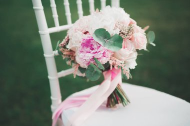 Farklı çiçeklerden oluşan lüks bir düğün buketi.