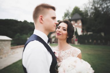 Mükemmel bir çift gelin ve damat düğün günlerinde poz verip öpüşürler.