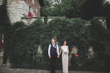 Gelin ve damat el ele tutuşuyor.