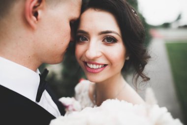 Genç bir çiftin şehvetli portresi. Açık hava.