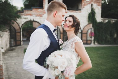 Lüks evli çift, gelin ve damat eski şehirde poz veriyor.