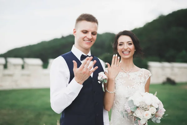 Novia y novio intercambiando anillos de boda. Elegante ceremonia oficial de pareja —  Fotos de Stock