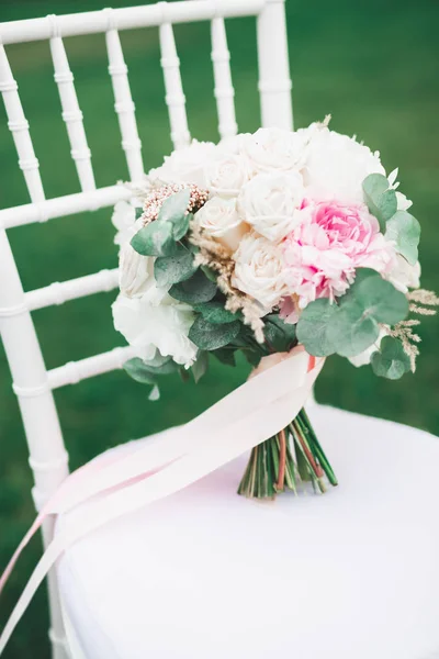 Belo buquê de casamento com flores diferentes, rosas — Fotografia de Stock