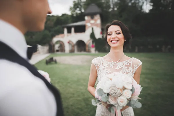 Casamento de luxo casal, noiva e noivo posando na cidade velha — Fotografia de Stock