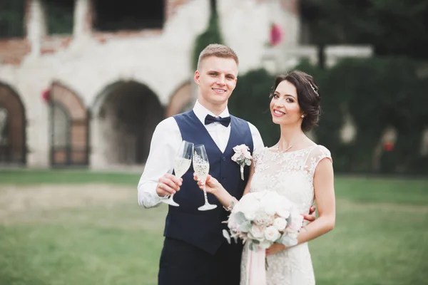 Bruid en een bruidegom met de glazen van champagne — Stockfoto