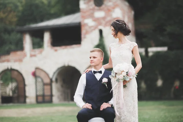 Mükemmel bir çift gelin ve damat düğün günlerinde poz verip öpüşürler. — Stok fotoğraf