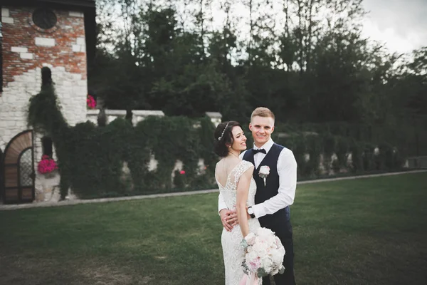 Casal feliz caminhando em um parque botânico — Fotografia de Stock