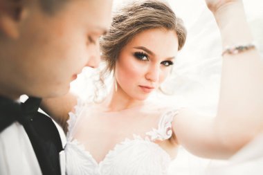 Genç ve güzel bir çiftin yakın çekimi.