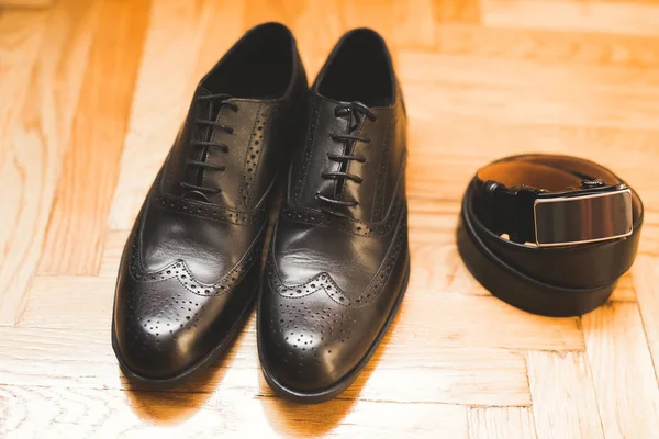 Férfi kiegészítők luxus cipővel. Felülnézet — Stock Fotó