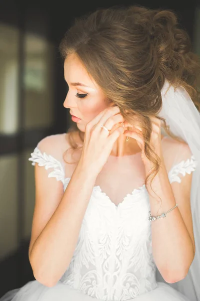 Retrato de noiva bonita com véu de moda na manhã do casamento — Fotografia de Stock