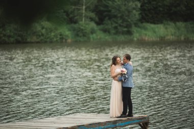 Düğün çift, Gelin, damat yürüyüş ve iskelede poz