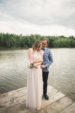 Düğün çift, Gelin, damat yürüyüş ve iskelede poz