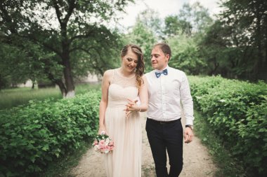 Lüks düğün çift, gelin ve damat parkta poz evli