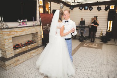 Yeni evli çiftin ilk düğün dansı.