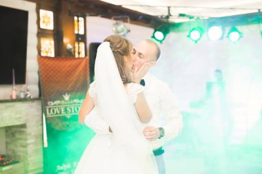 Yeni evli çiftin ilk düğün dansı.