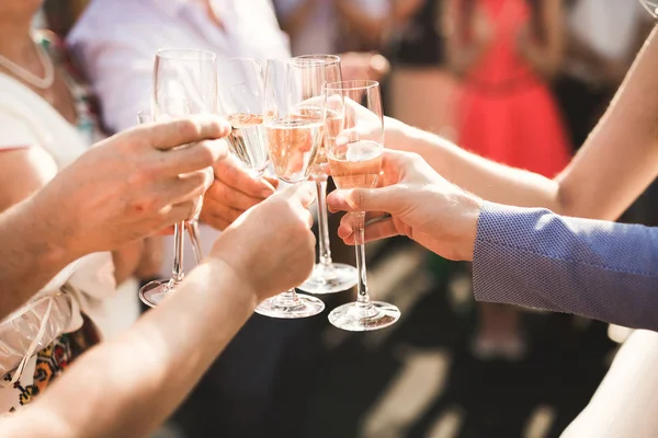 Ober serveren bril met champagne op een dienblad — Stockfoto