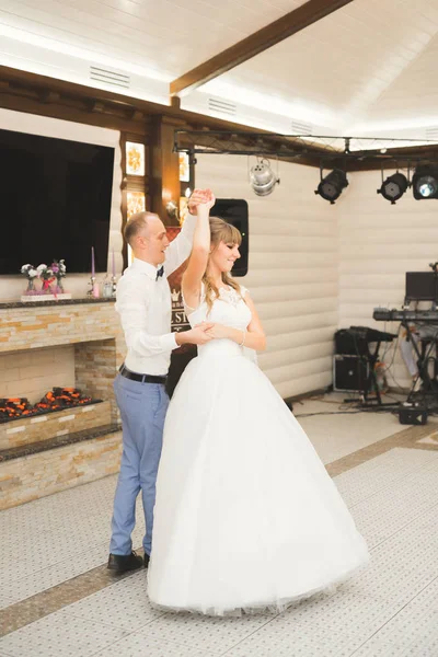 美しい白人の結婚式のカップルちょうど結婚し、彼らの最初のダンスを踊る — ストック写真