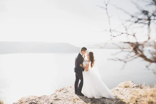 Glad bröllop par som bor över vackra landskap — Stockfoto