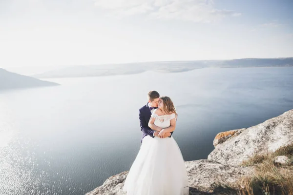 Güzel bir sahilde poz veren genç bir çiftin mutlu ve romantik sahnesi. — Stok fotoğraf