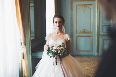 Mükemmel bir çift gelin ve damat düğün günlerinde poz verip öpüşürler.