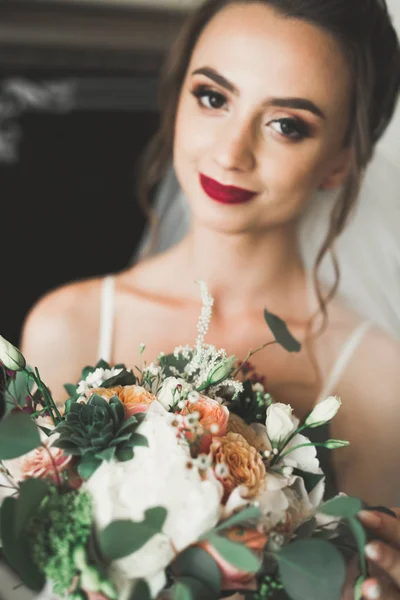 結婚式の朝にファッションベールと美しい花嫁の肖像画 — ストック写真
