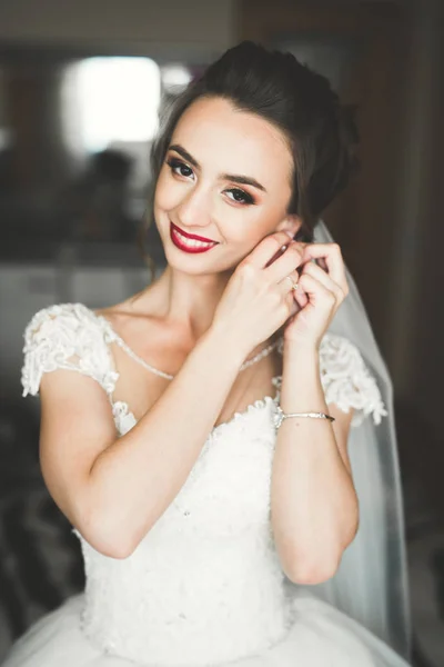 Portrait de belle mariée avec voile de mode au matin du mariage — Photo